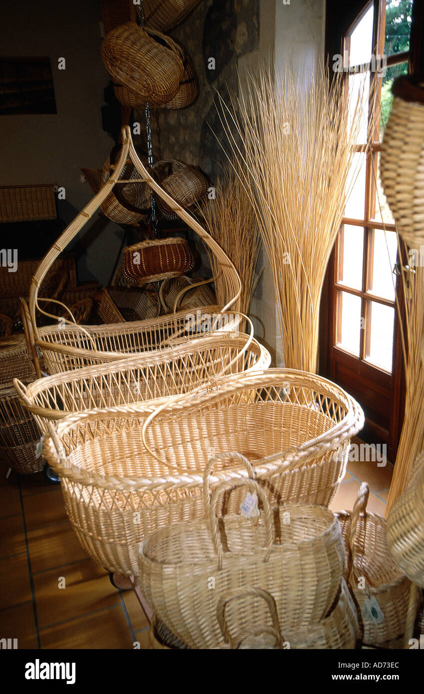 FRANCE TOURAINE VAL DE LOIRE INDRE ET LOIRE 37 TRADITIONAL MAKING OF BASKETS SHOP MR Stock Photo