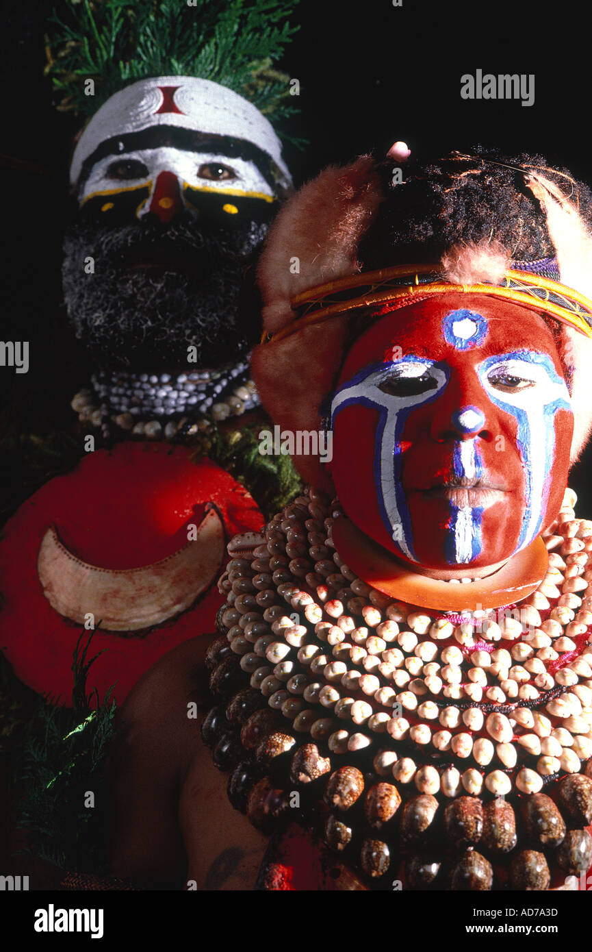 PAPUA NEW GUINEA PORT MORESBY TRADITIONAL SEPIK TRIBE SACRED DANCE MAN AND WOMAN PREPARING TO DANCE Stock Photo