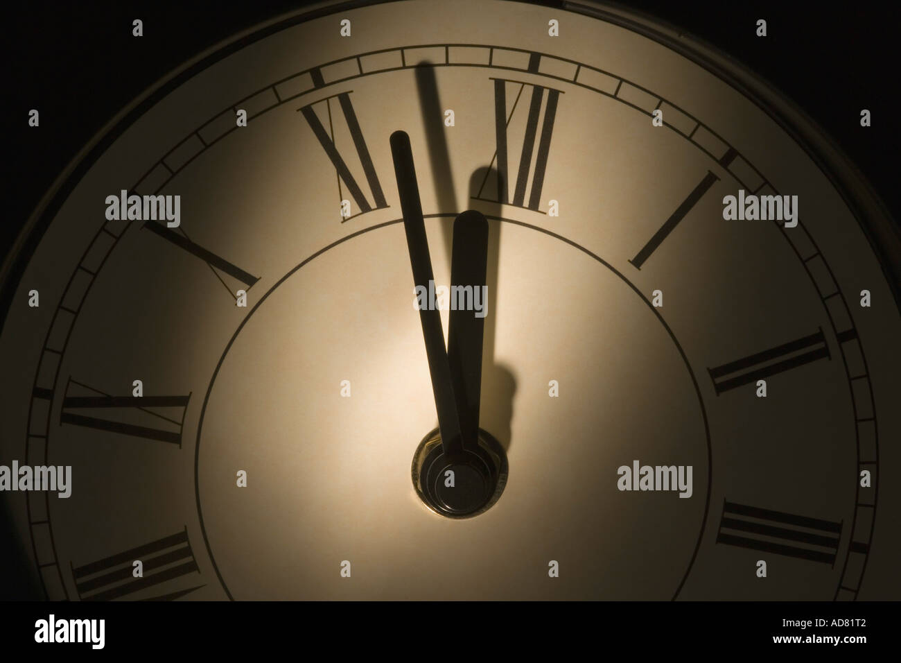 5 минут шестого. Электронные часы полночь. 12 часов ночи это 00. 12 часов ночи это 00. Электронные часы 12:00.