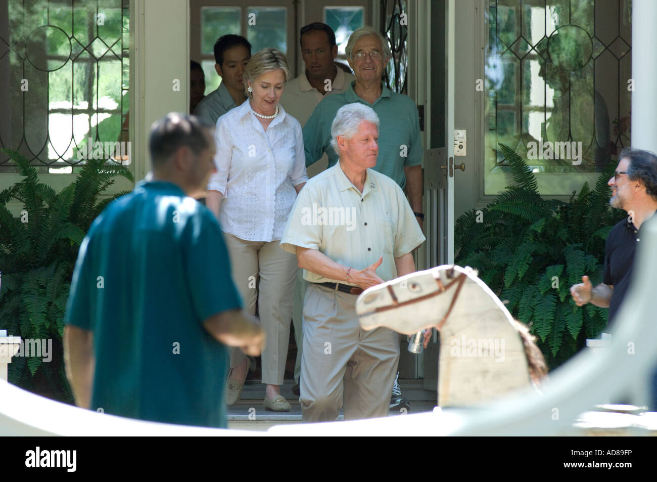 East Hampton Ny 8 5 07 Hillary Clinton And Bill Clinton Leave Breakfast Fundraiser At Home Of Alan Patricof In East Hampton Ny A Stock Photo Alamy