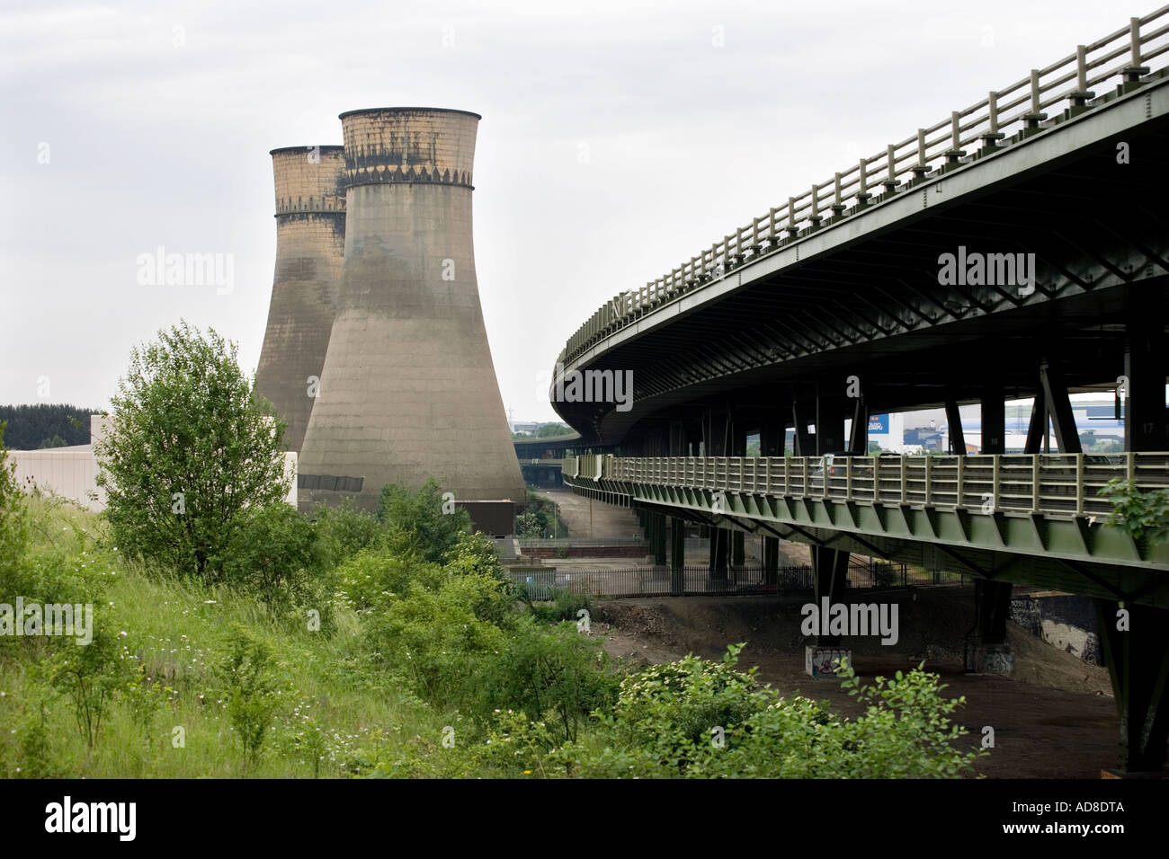 Tinsley cooling towers in Sheffield UK next to the viaduct carrying the M1 motorway Stock Photo