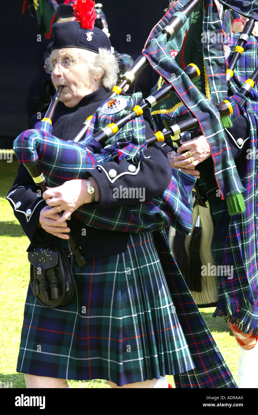 old Scotswoman playing bagpipe. Edinburgh, Scotland Stock Photo