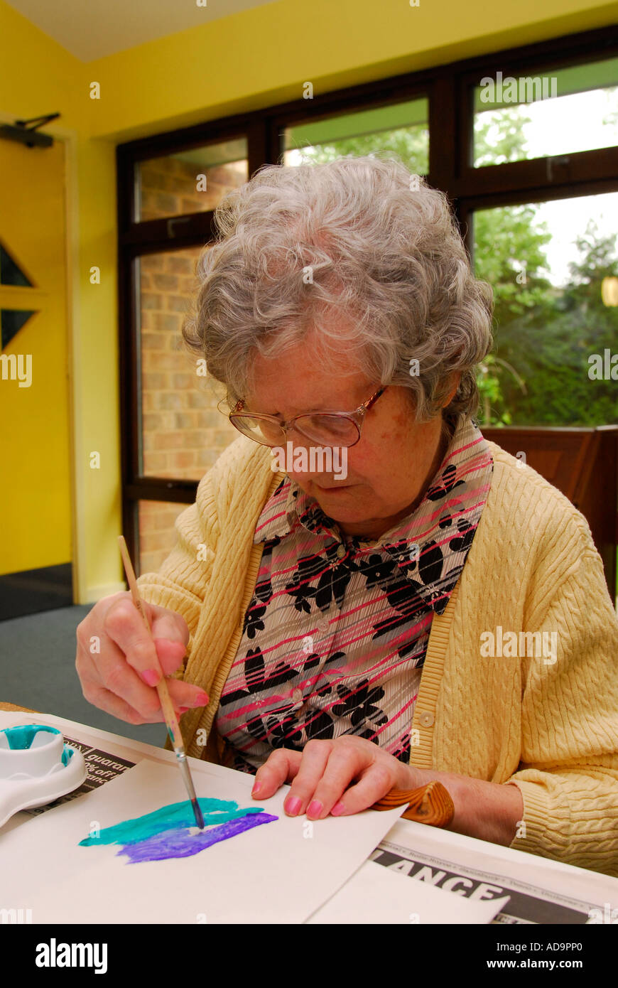 Elderly uk art class hi-res stock photography and images - Alamy