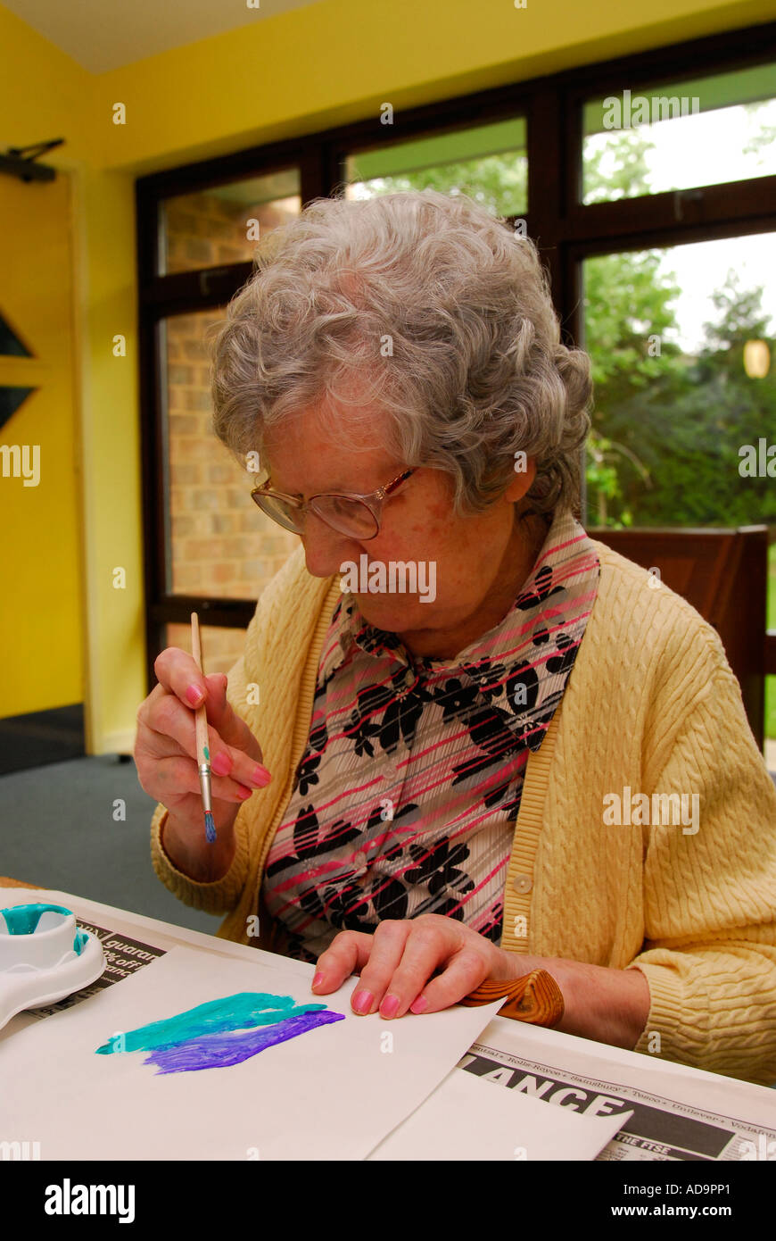 Elderly uk art class hi-res stock photography and images - Alamy