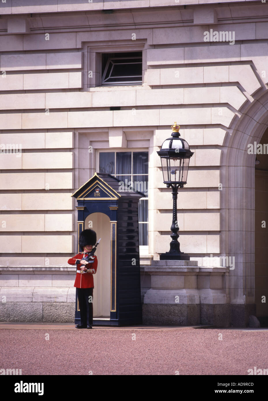 Guard At Buckingham Palace London England Uk Stock Photo - Alamy