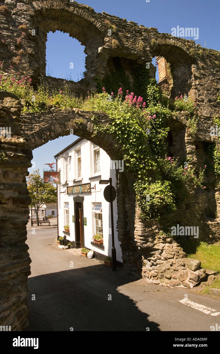 Wales Carmarthenshire Kidwelly Castle Street town gate Boot Shoe pub Stock Photo