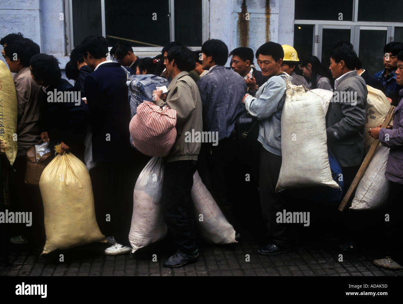 China 1990s. The floating population, internal migrant workers, queue up for trains back to their home rural towns. Beijing 1998 HOMER SYKES Stock Photo