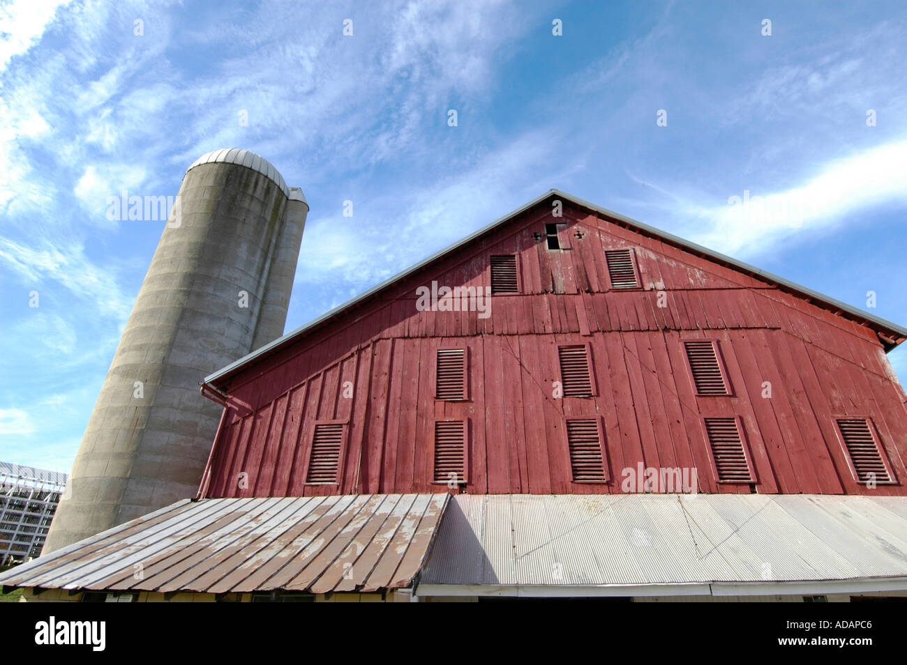 Red Amish Barn In Ohio With Silo For Feed For Cattle Stock Photo
