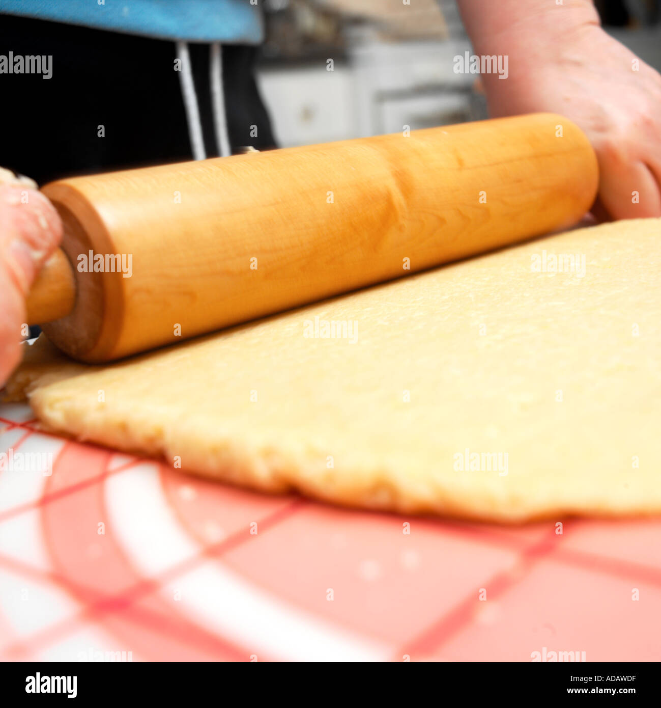 rolling out pasta dough Stock Photo Alamy