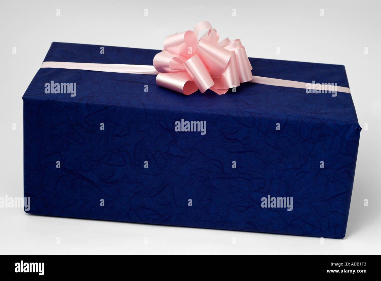 Present ribbon hi-res stock photography and images - Alamy