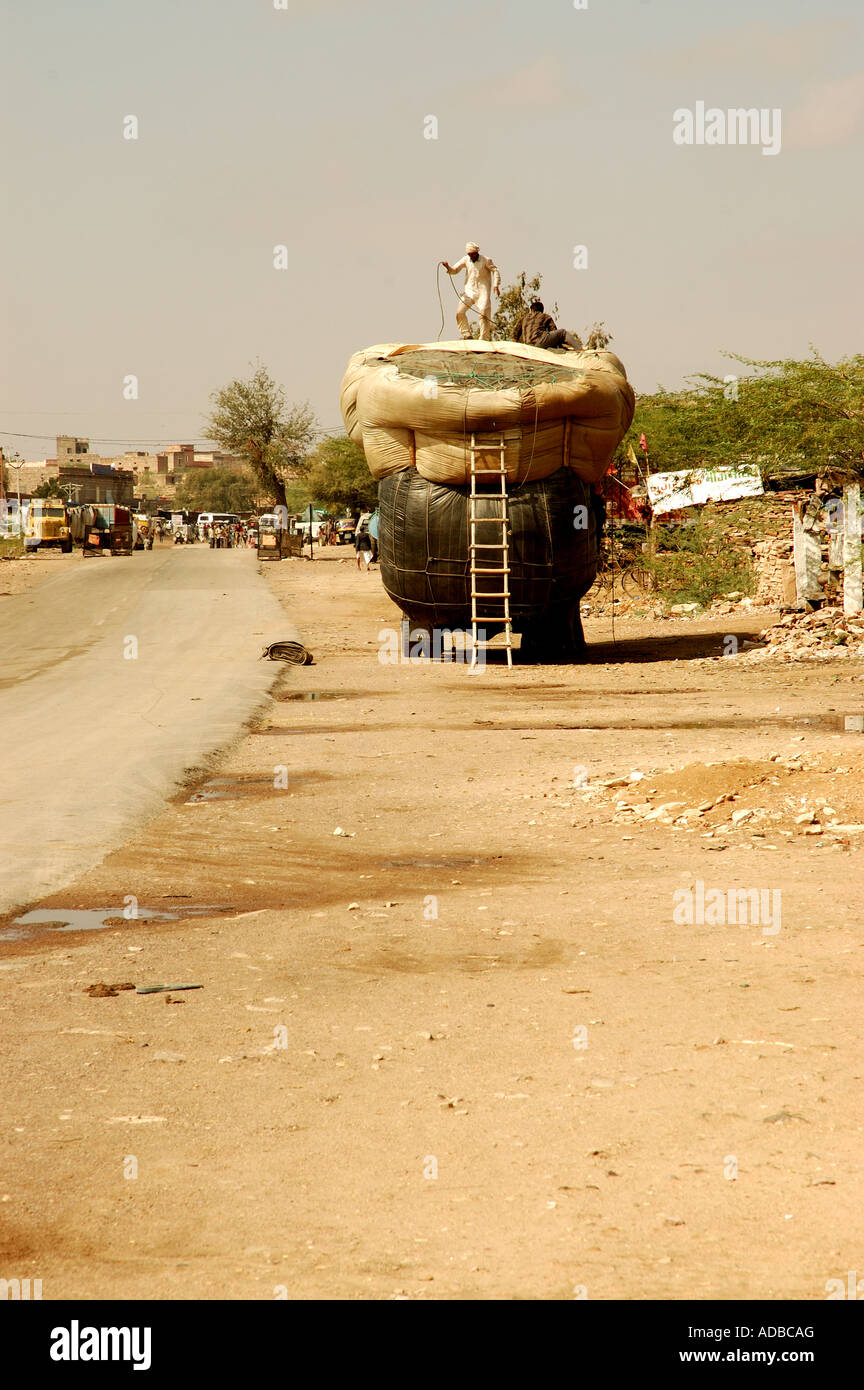 Overloaded truck india hi-res stock photography and images - Alamy