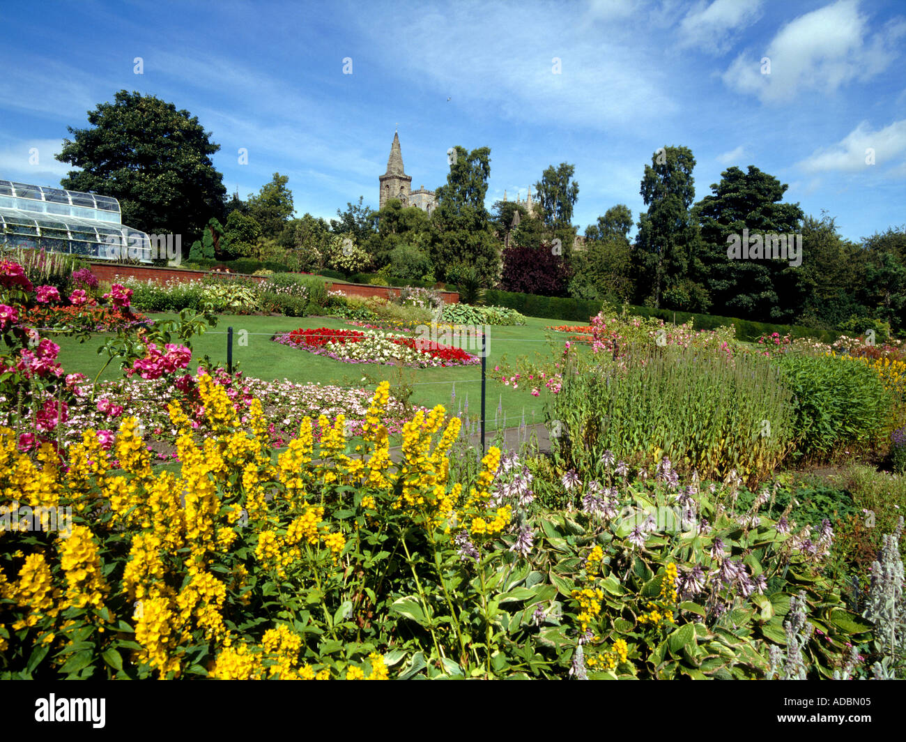 Pittencrief park DUNFERMLINE FIFE Flower gardens and Dunfermline Abbey Stock Photo