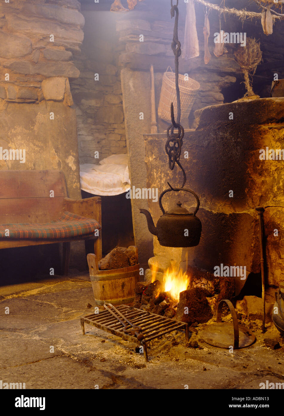 dh Kirbuster Farm Museum BIRSAY ORKNEY Kettle on open fire Orkney farmhouse bench and Neuk bed heritage boiling Stock Photo