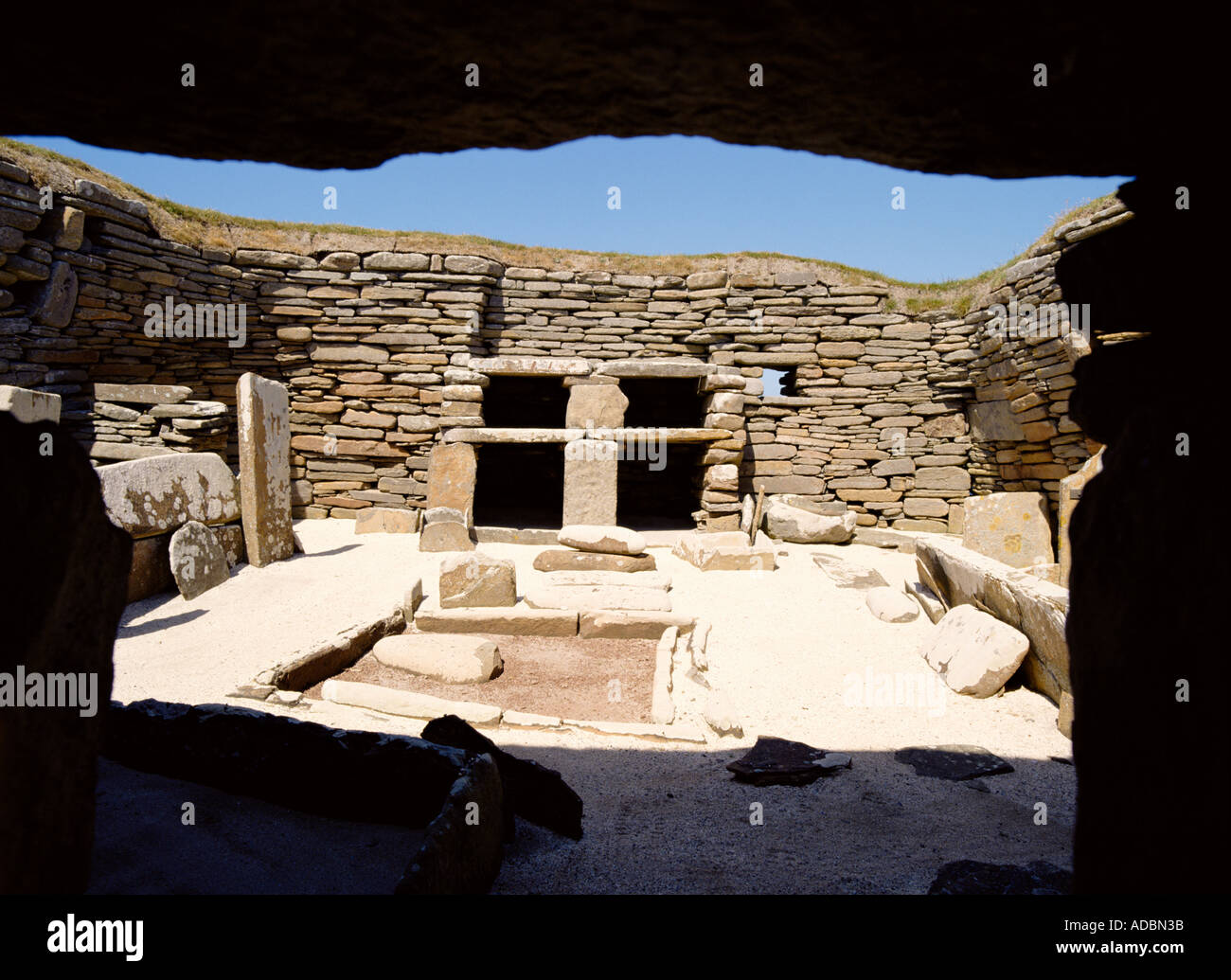 dh Neolithic house room SKARA BRAE ORKNEY Prehistoric hearth and dresser from entrance scotland bronze age uk Stock Photo