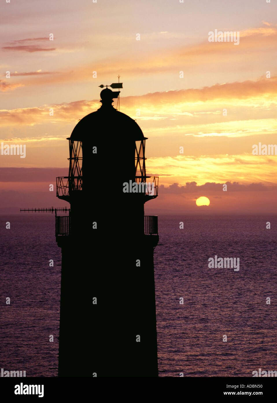 dh  RUDHA REIDH ROSS CROMARTY Lighthouse and sunset over The Minch Stock Photo