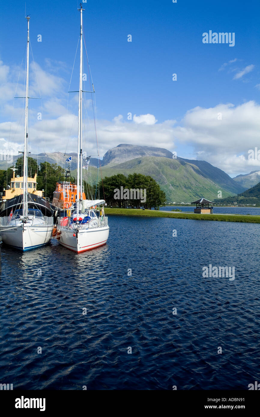 dh Corpach CALEDONIAN CANAL INVERNESSSHIRE Yachts and boats berthed at quayside Ben Nevis mountain boat scotland Stock Photo