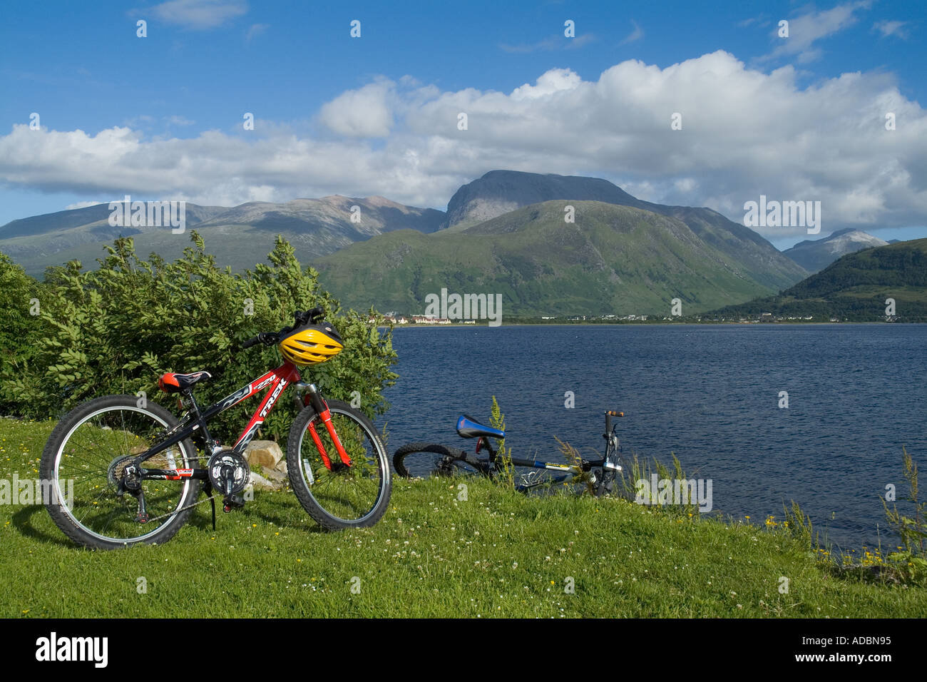 dh  CORPACH INVERNESSSHIRE Two mountain bikes parked by Loch Linnhe Ben Nevis mountain bike nobody shore scotland off road biking cycling Stock Photo