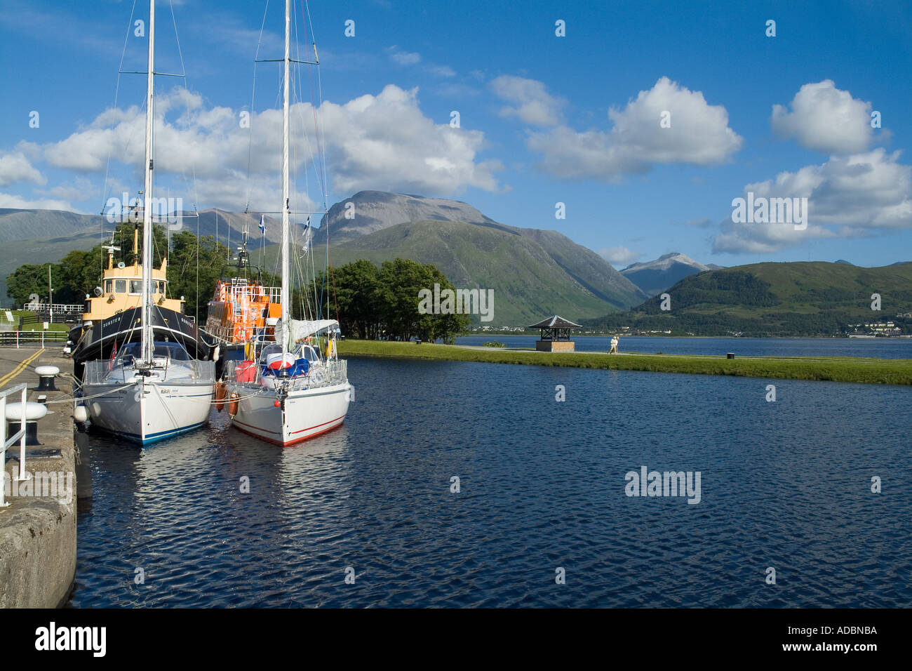 dh Corpach CALEDONIAN CANAL INVERNESSSHIRE Yachts and boats berthed at quayside Ben Nevis mountain scottish holiday leisure tourism yachting boat Stock Photo
