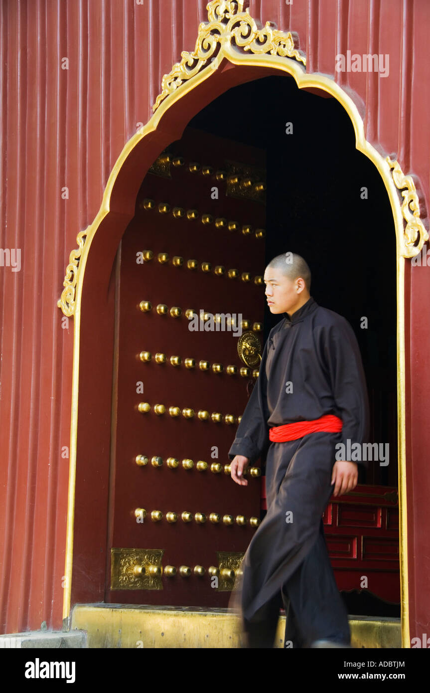 Buddhist monk china figure hi-res stock photography and images - Alamy