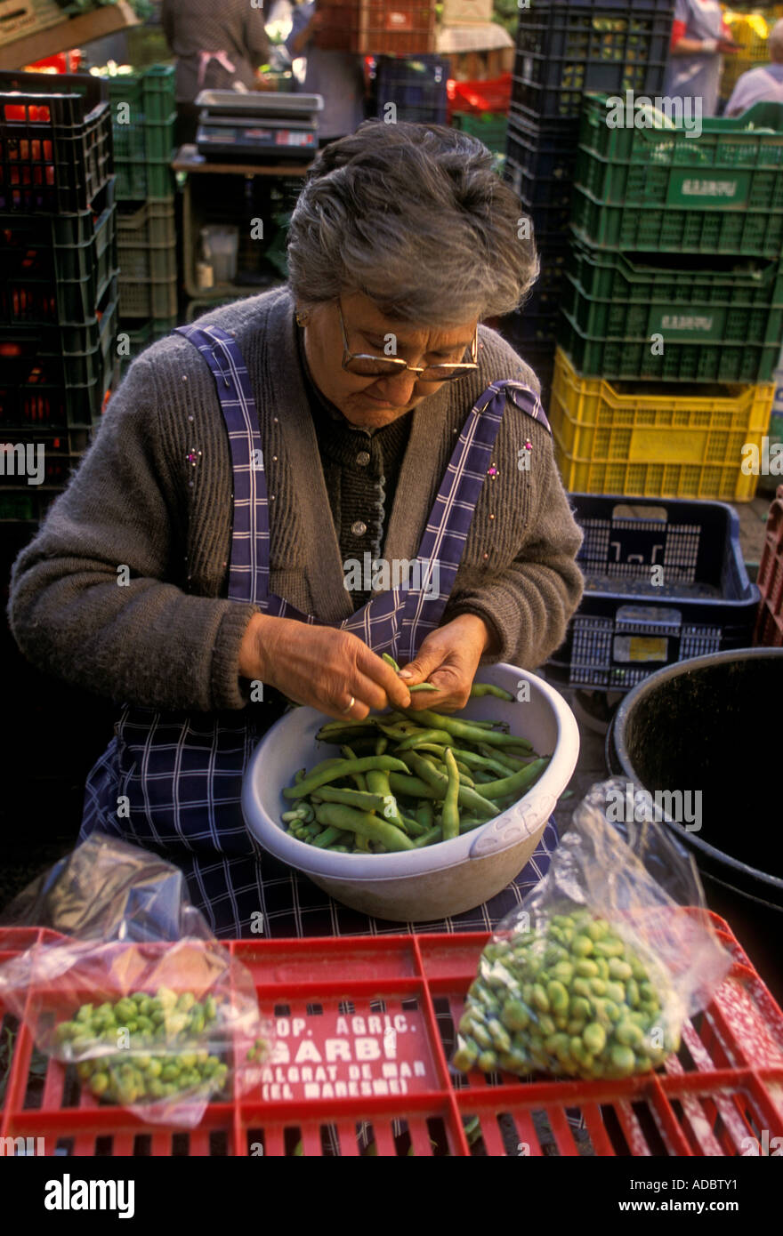1, one, Spaniard, Spanish woman, Spanish, woman, shelling peas, fresh