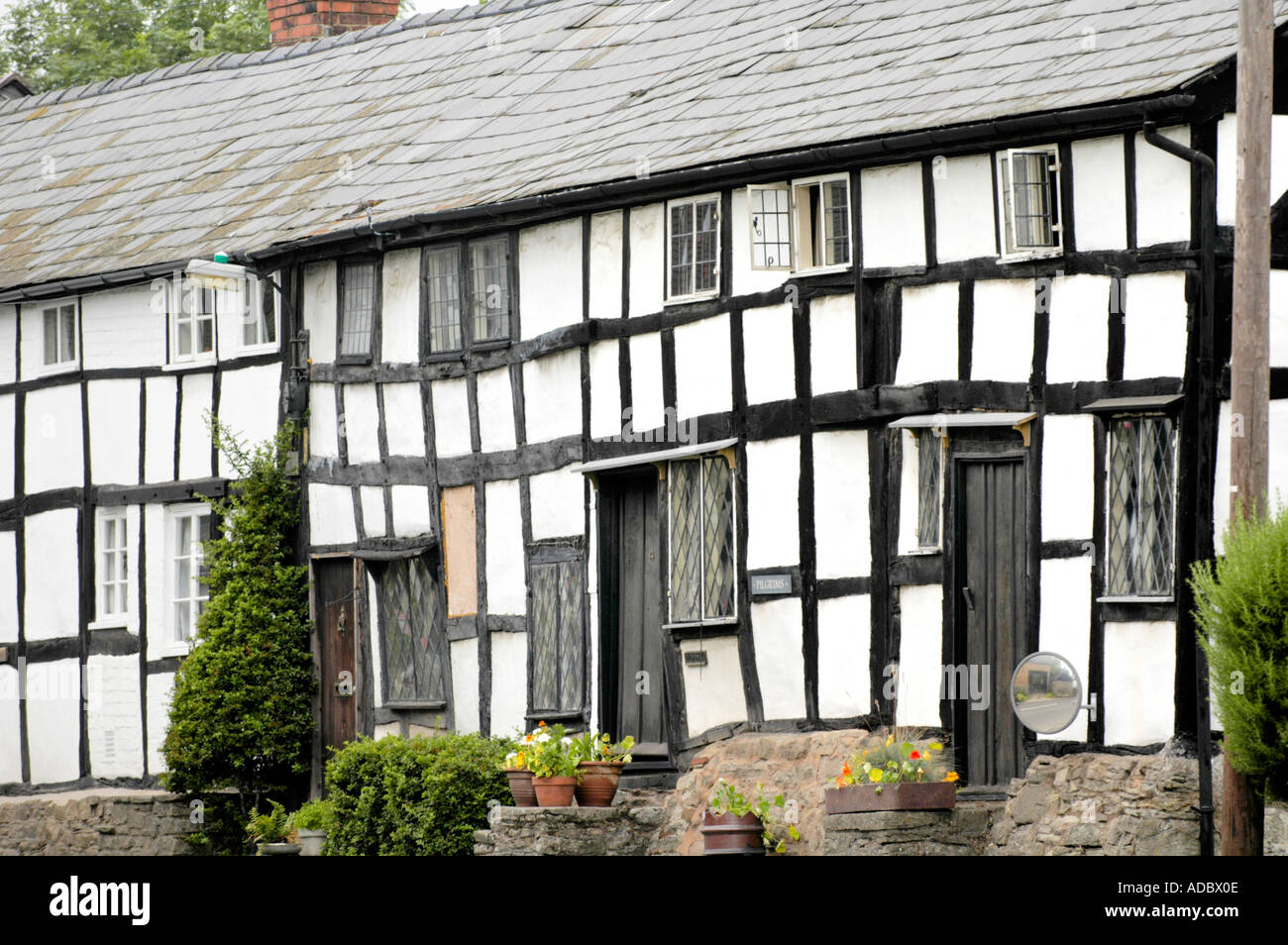 Black and white cottages hi-res stock photography and images - Alamy