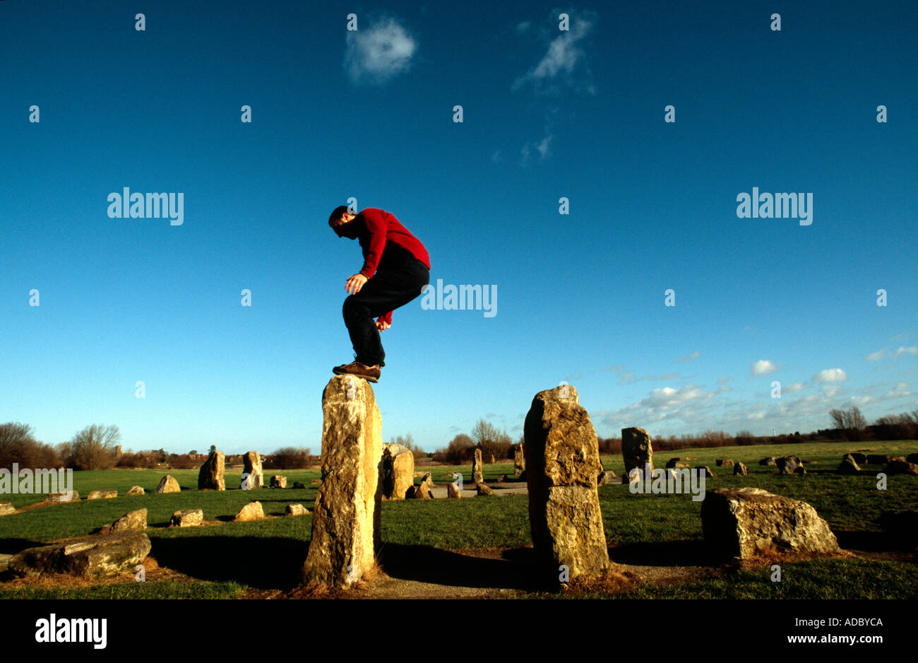 PICTURE CREDIT DOUG BLANE Doug Blane practicing Le Parkour freerunning at the stone circle Willen Milton Keynes Stock Photo