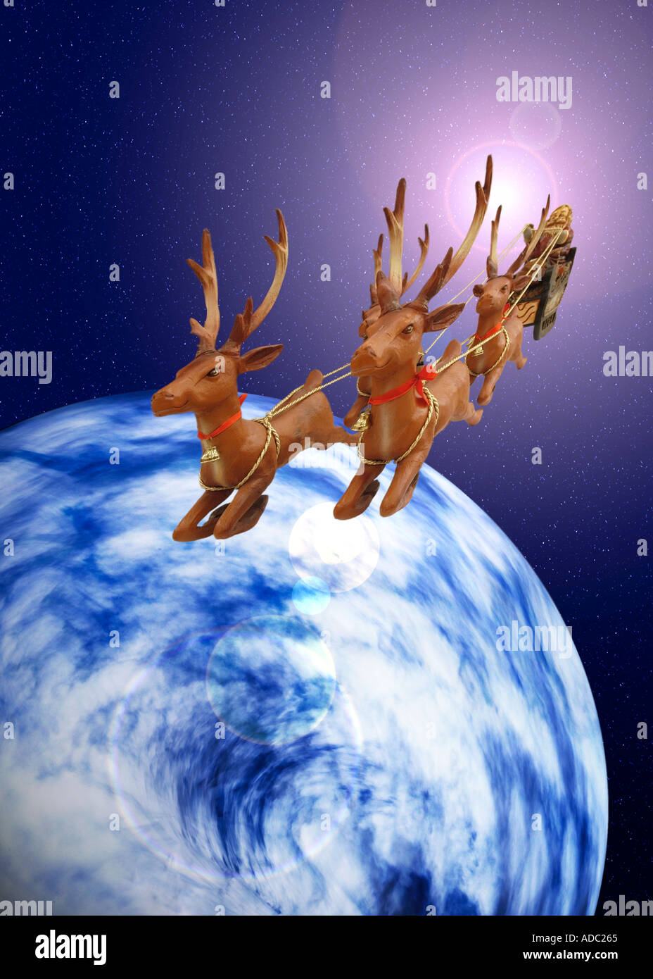 Nikolaus Mit Rentier Schlitten Fliegt Uber Die Erde Santa Claus Stock Photo Alamy