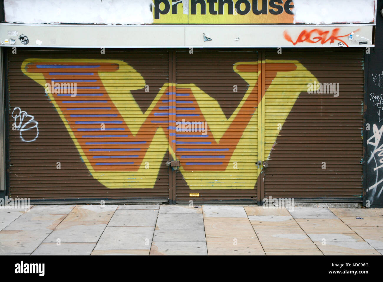 Letter W painted by EINE on shutter in Shoreditch, London Stock Photo
