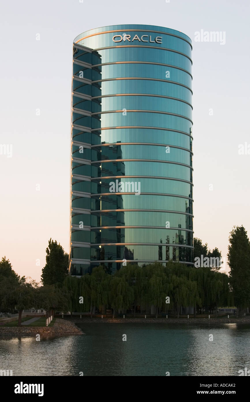 The Oracle 300 building and the lake at the Oracle Campus in Redwood ...