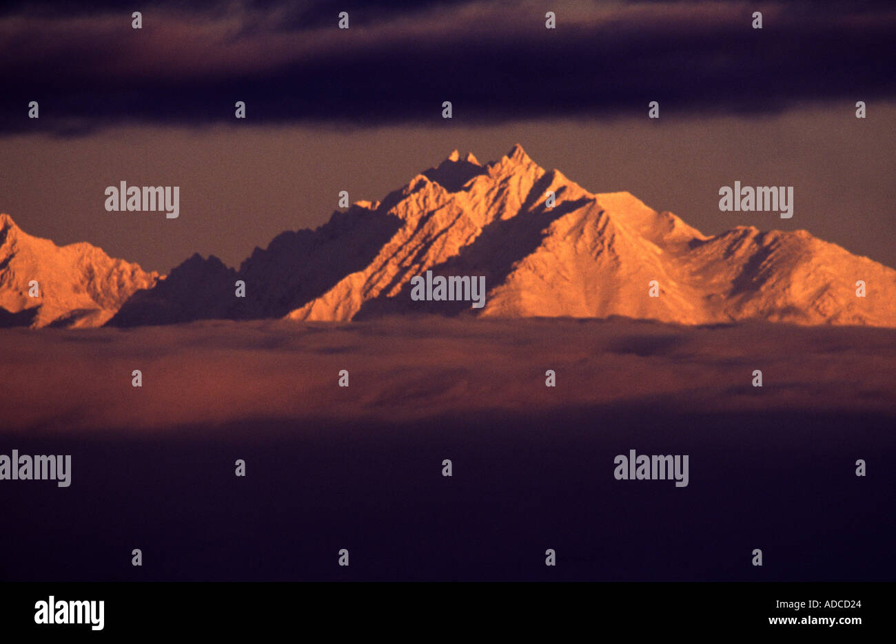 Large rocky peak mount hi-res stock photography and images - Alamy