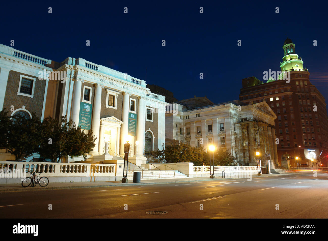 AJD58517, New Haven, CT, Connecticut, Downtown, Free Public Library, evening Stock Photo