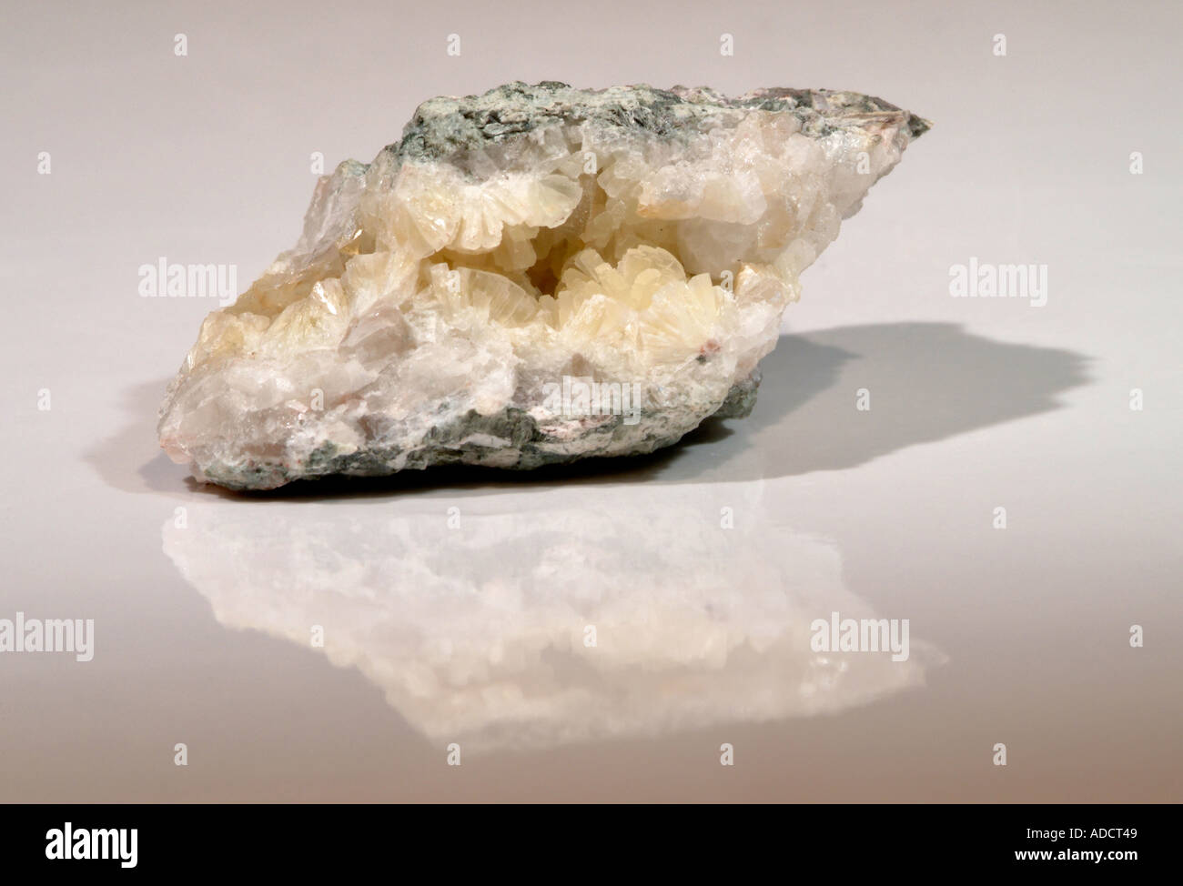 Mineral Prehnite, Prehenite sandwich in serpentine, Dean quarry, St