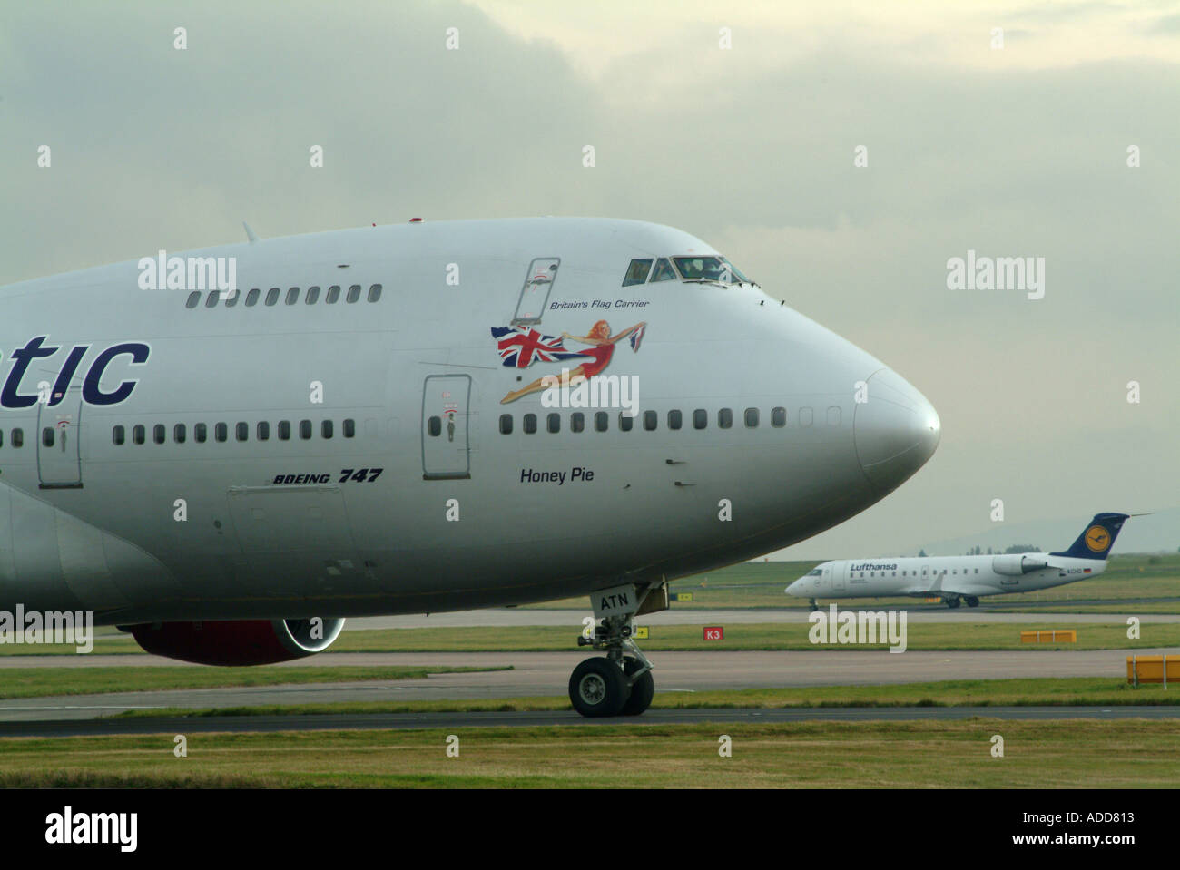 Landing boeing 747 of lufthansa hi-res stock photography and images - Alamy