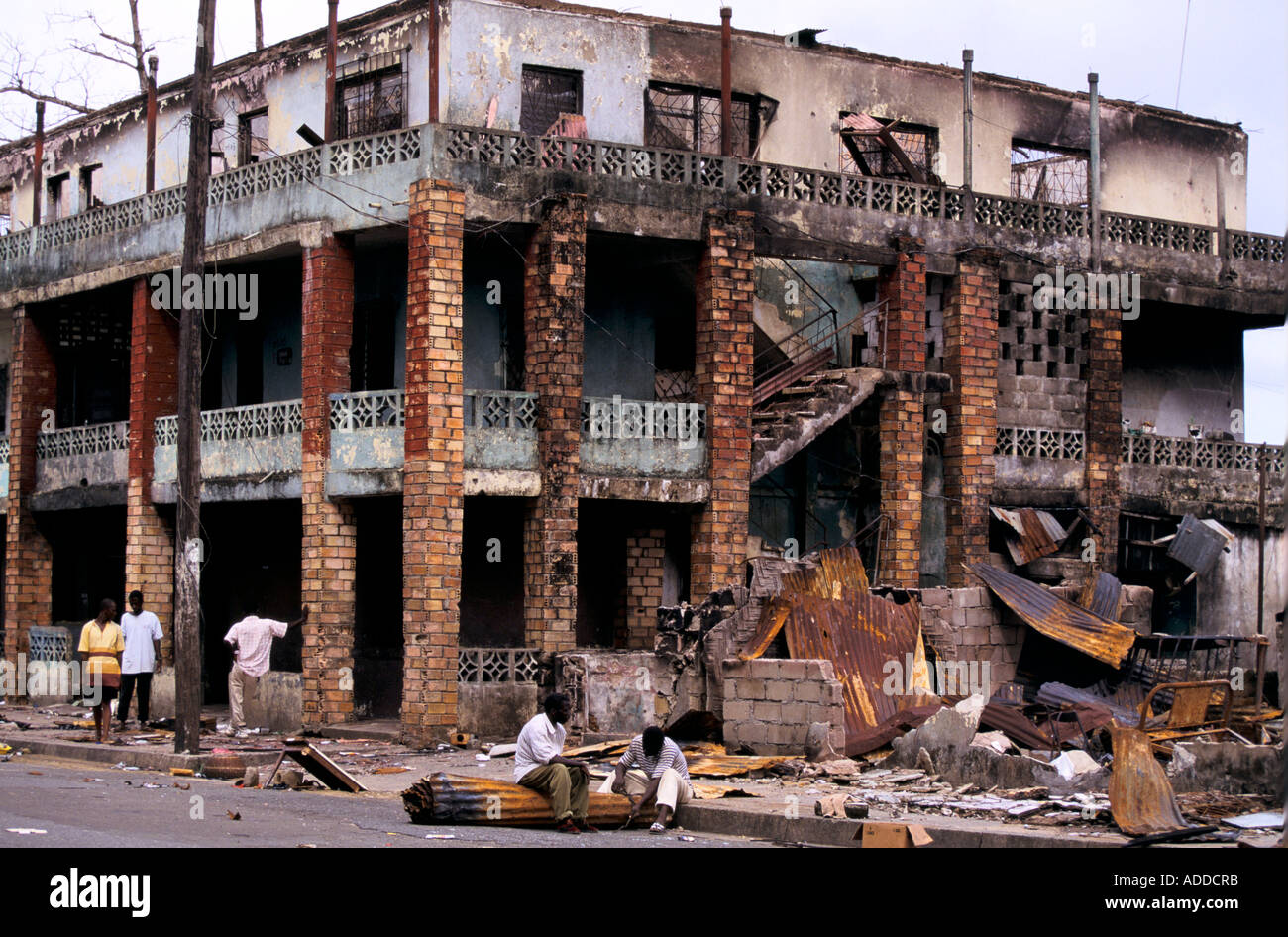 Charles Taylor s Liberia May 96 People looting in the debris of downtown Monrovia Stock Photo