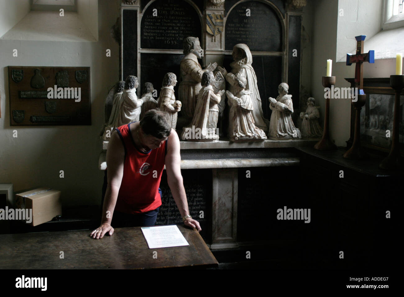 Vistor to Hambleden Church reading background on the marble and alabaster monument behind him of family of Cope & Martha D Oyle Stock Photo