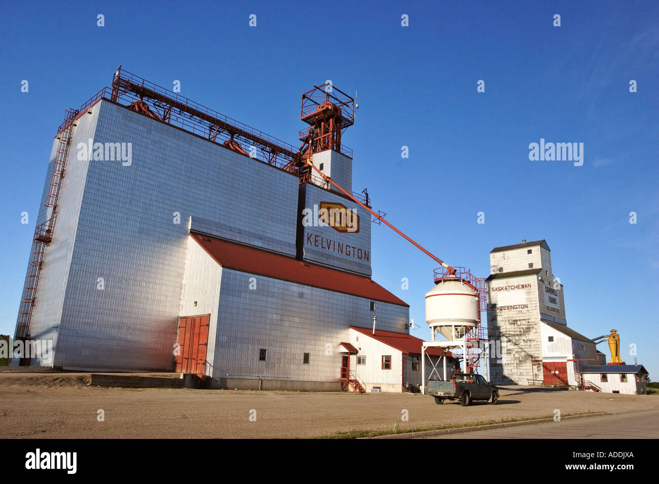 Pool Grain Elevator at Kelvington in scenic Saskatchewan, Canada Stock Photo Alamy