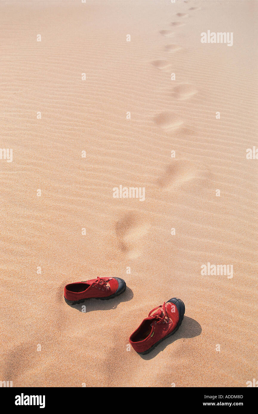 Rote Schuhe im Sand, Cost de la Luz Andalusien, Spanien Stock Photo