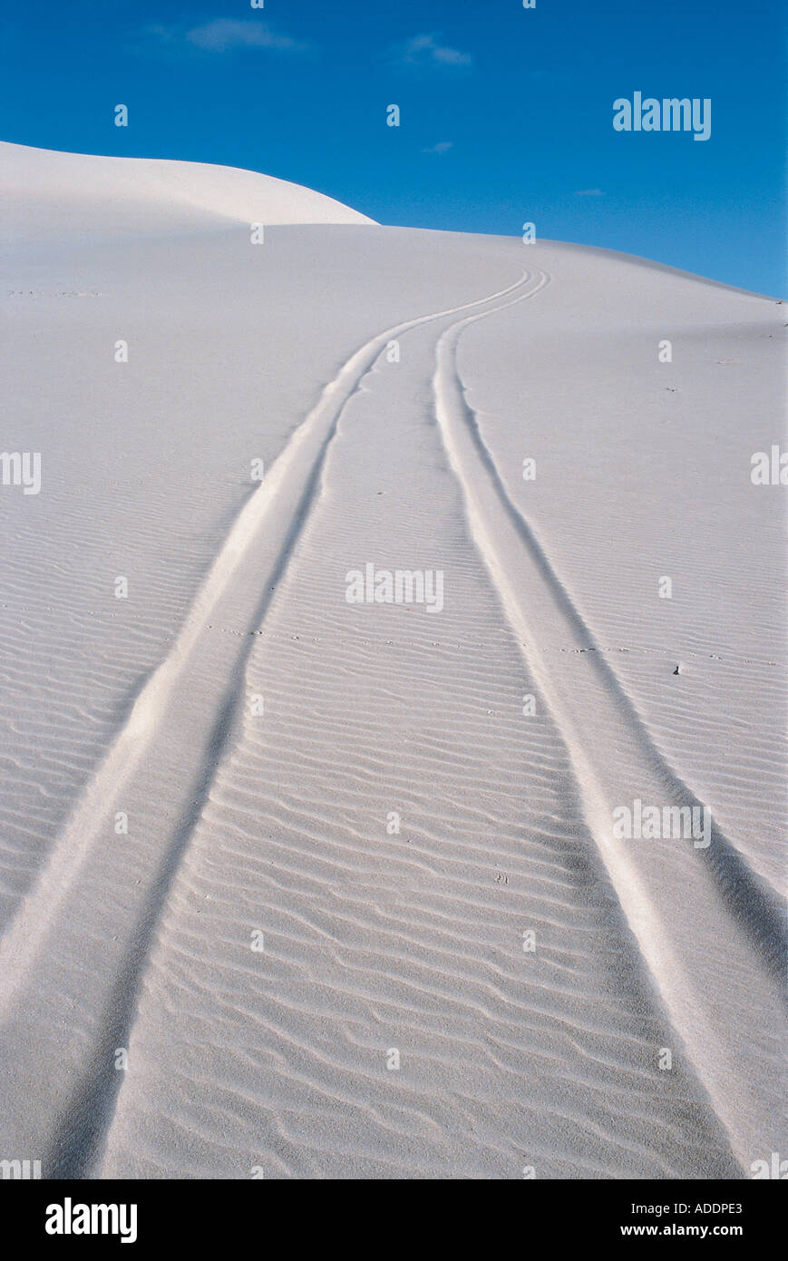 Addpe White sand desert new mexico car hi-res stock photography and images ...