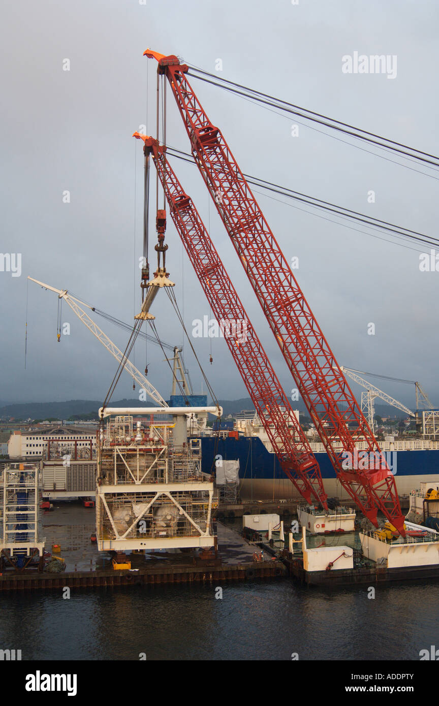 Twin crane assembly on multipurpose sea going heavy lift vessel