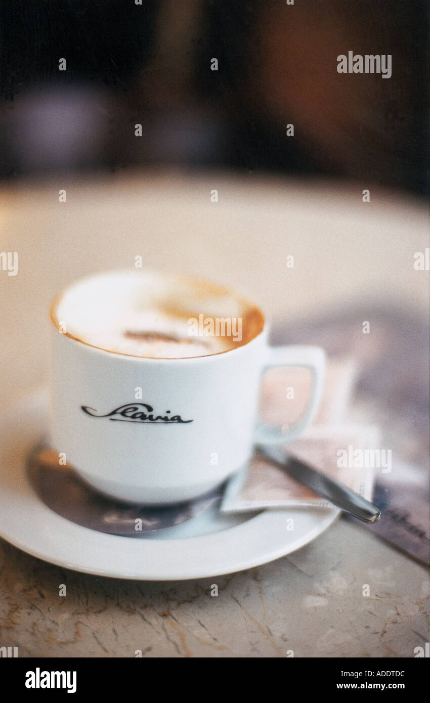 Tasse Espresso im Café Stock Photo