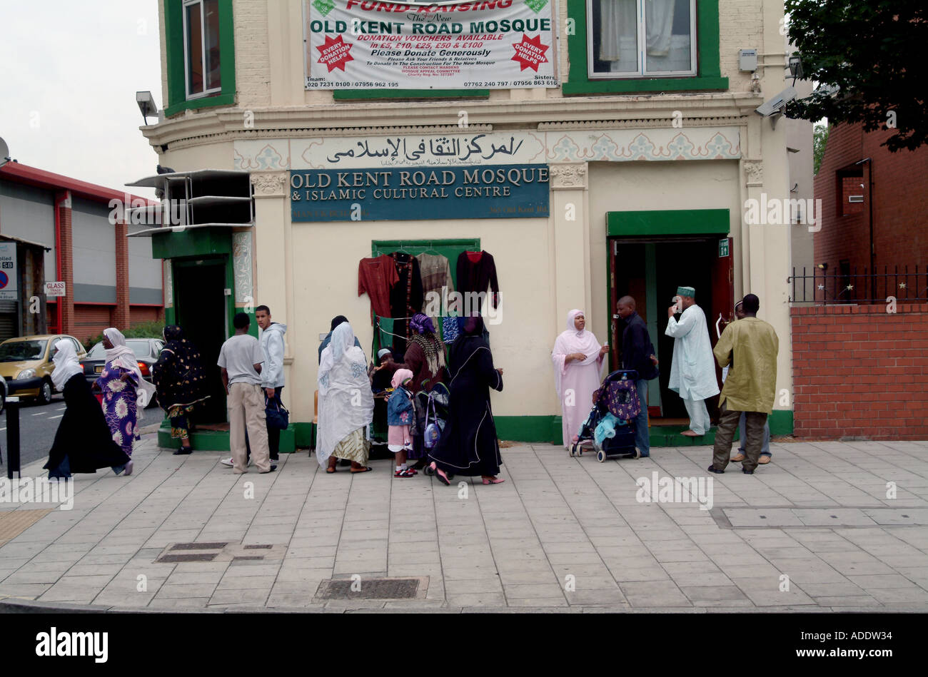 MUSLIM COMMUNITY IN FRONT OF OLD KENT ROAD MOSQUE CONVERSE WITH EACH OTHER LONDON JUNE 2005 Stock Photo