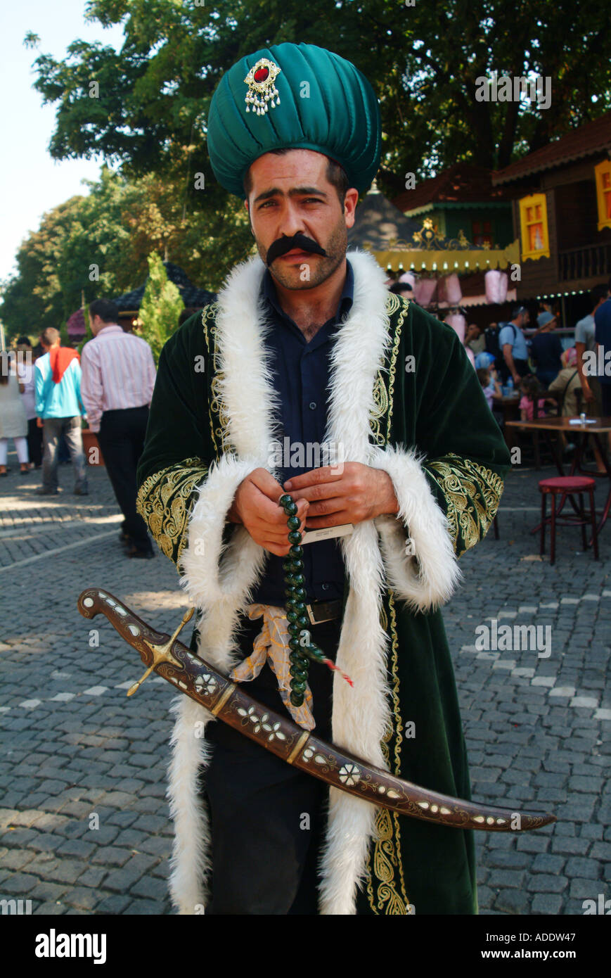 TURKISH MAN IN TRADITIONAL OTTOMAN COSTUME IN THE TOURISTIC DISTRICT OF  ISTANBUL SULTANAHMET JULY 2004 TURKEY Stock Photo - Alamy