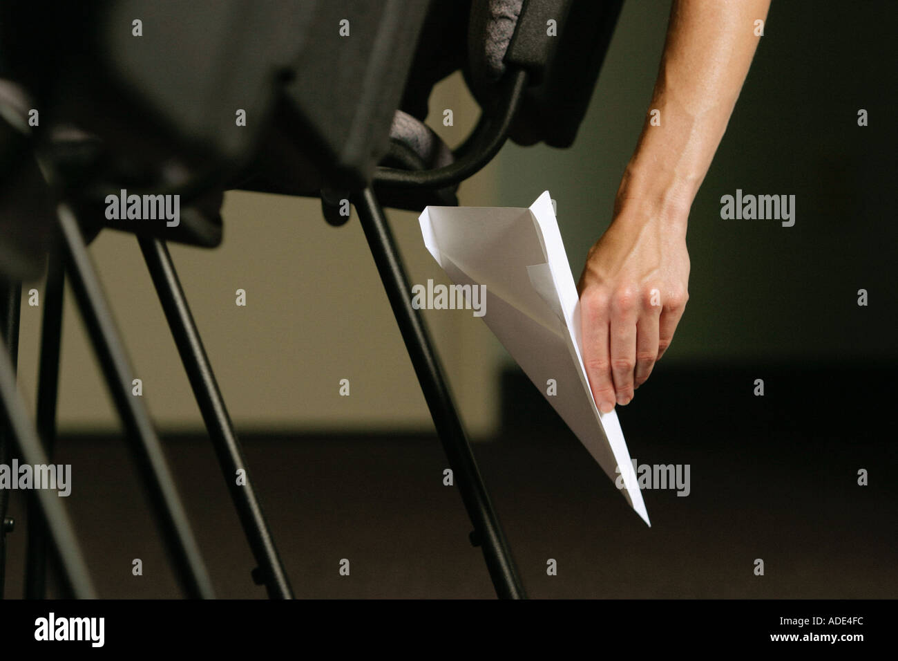 Hand holding paper airplane hi-res stock photography and images - Alamy