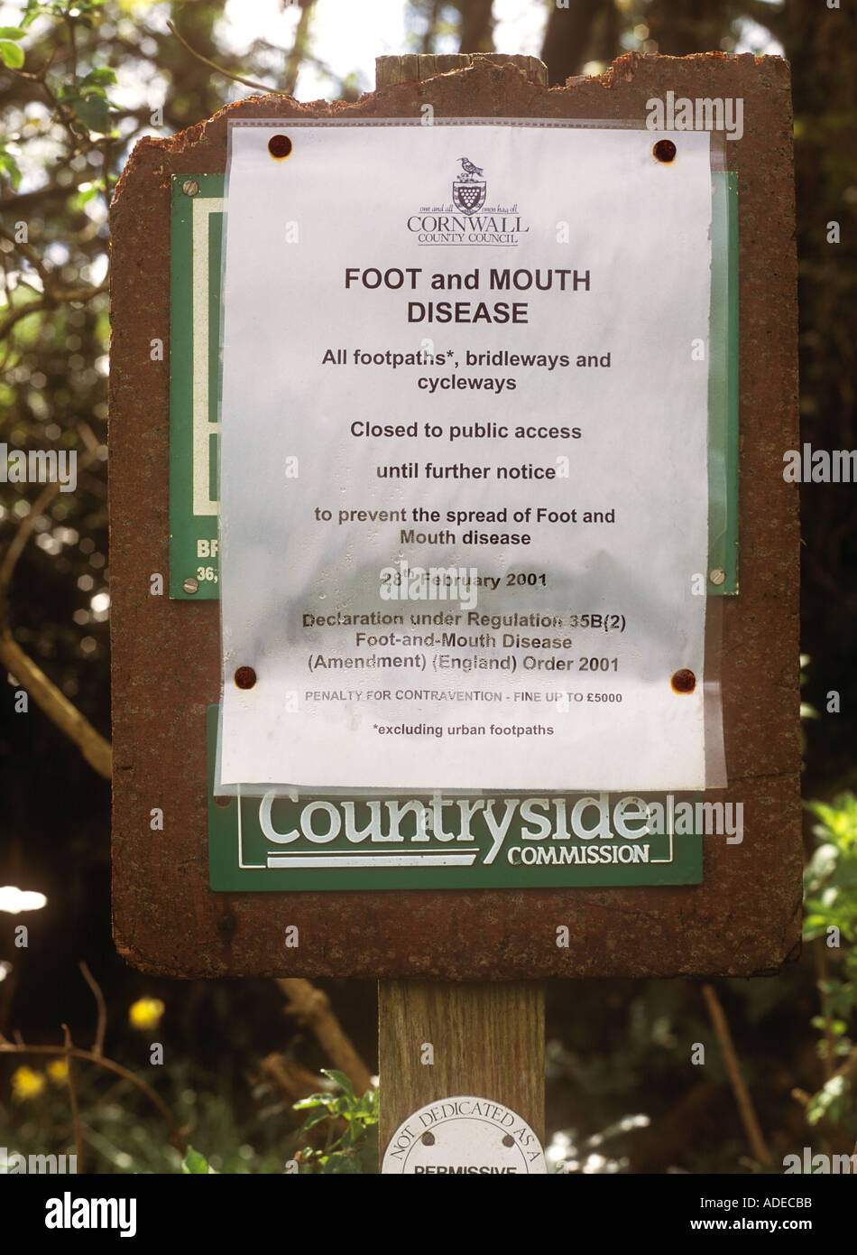 Sign in the countryside that announces the path is closed as a result of the "foot and mouth disease", Cornwall, UK Stock Photo