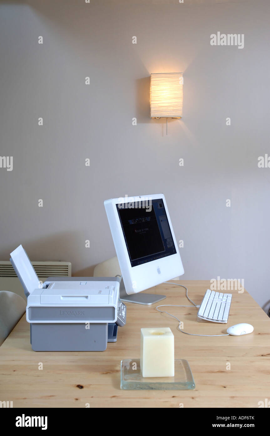 AN IMAC IN THE DINING ROOM AREA OF A CONTEMPORARY STUDIO FLAT UK 2007 Stock Photo
