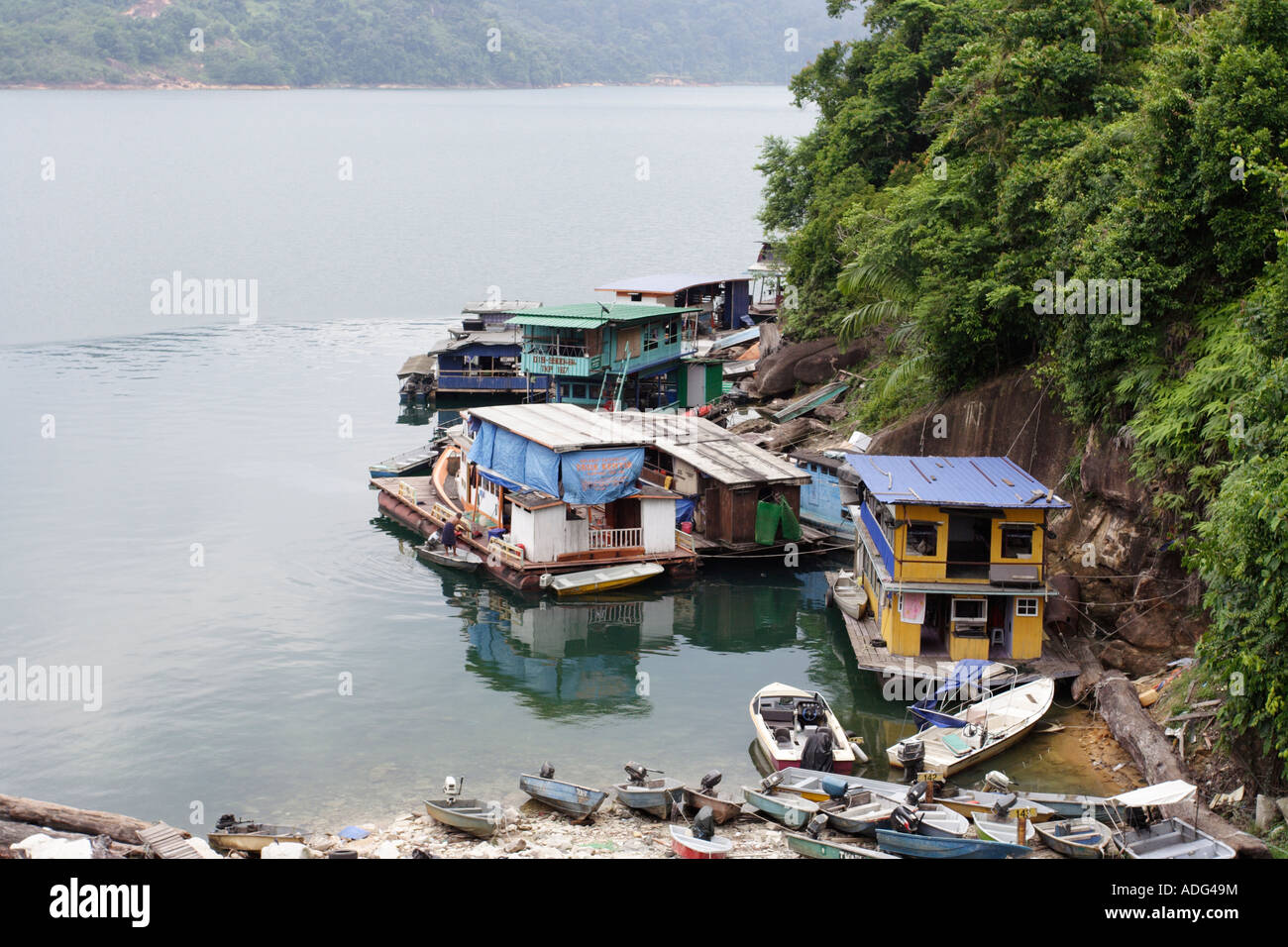 Boat Houses For Tourists To Go Fishing At Lake Kenyir In Terengganu Malaysia Stock Photo Alamy