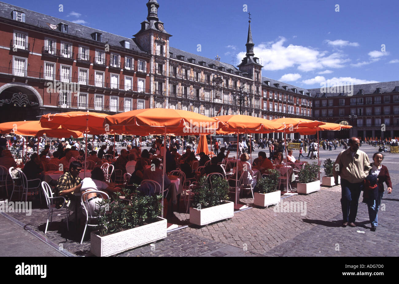 Outdoor cafe in plaza mayor hi-res stock photography and images - Alamy