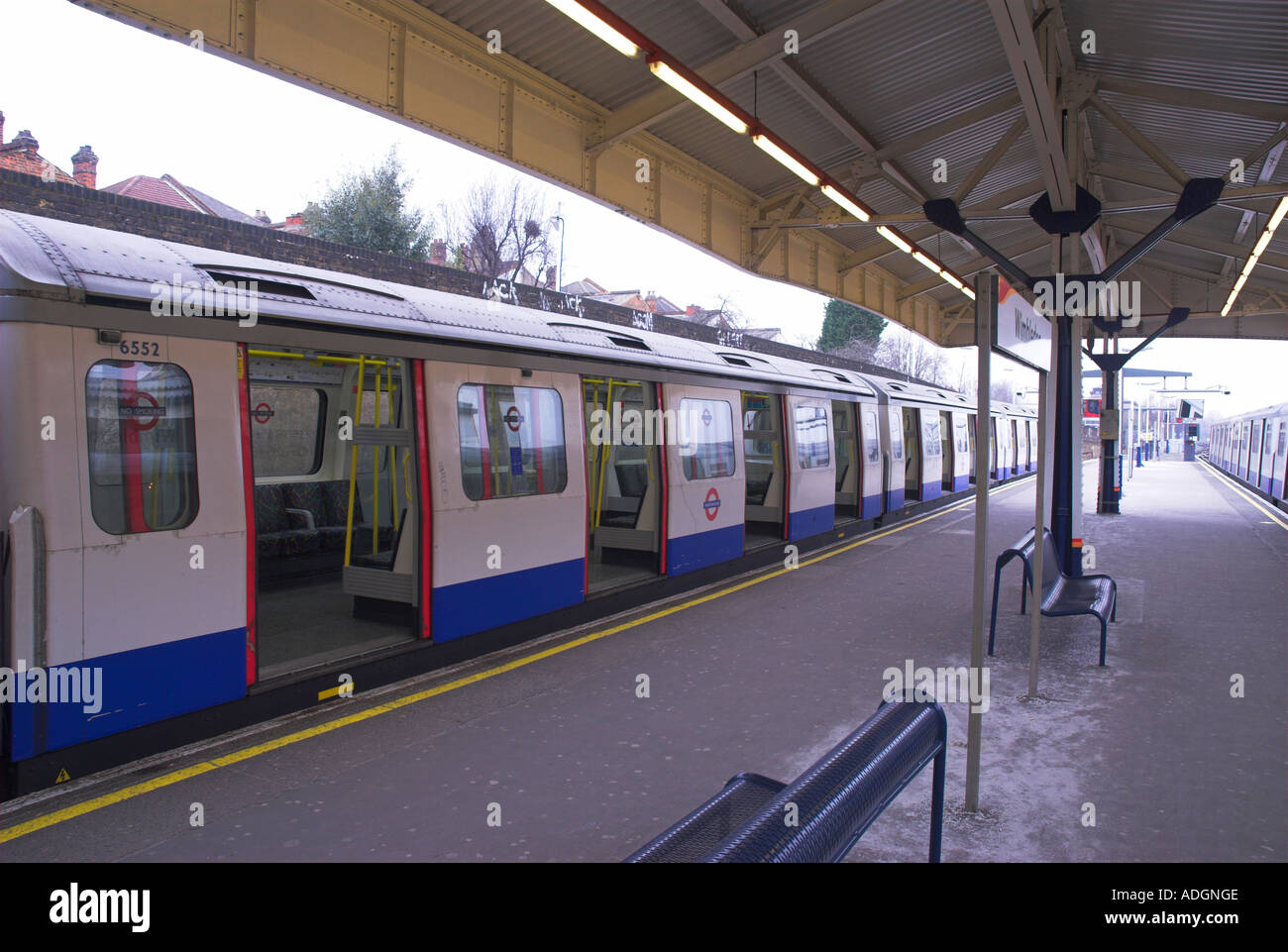 onthouden papier kapperszaak Wimbledon train station platform hi-res stock photography and images - Alamy