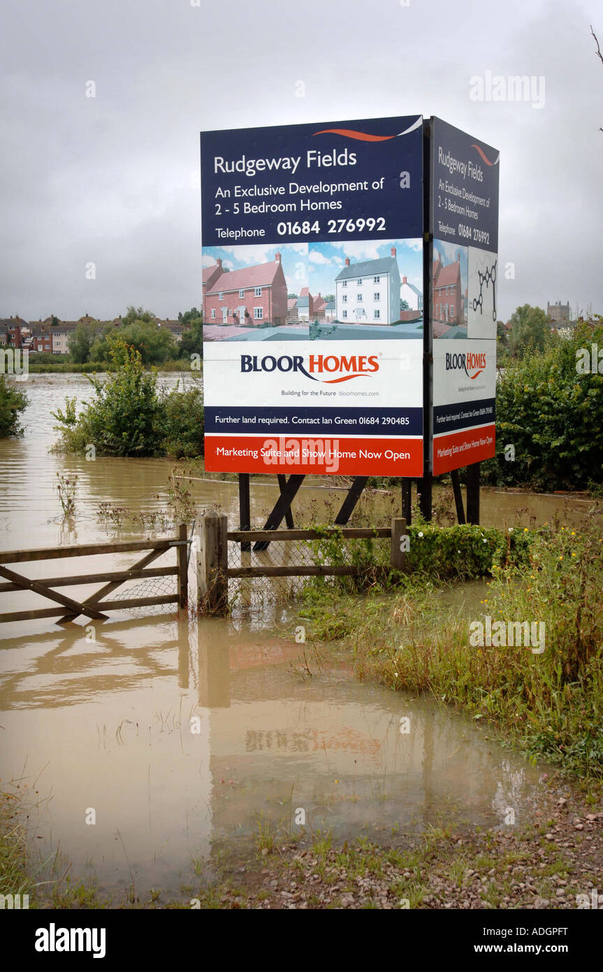 AN ADVERTISING BOARD FOR A PLANNED HOUSING DEVELOPMENT ON LAND WHICH IS UNDER FLOODWATER IN TEWKESBURY GLOUCESTERSHIRE UK Stock Photo