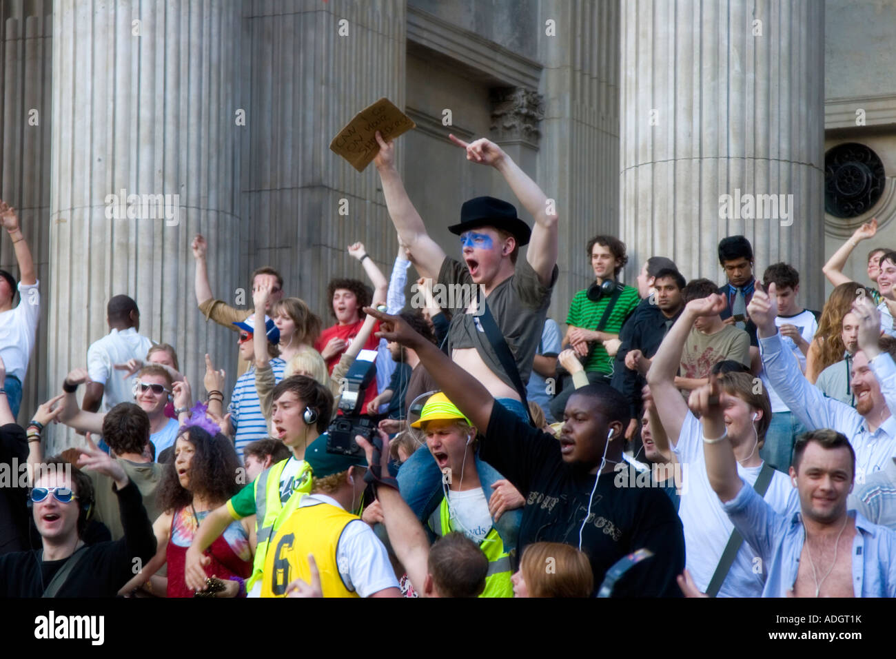 Mobile Clubbing event St Pauls Cathedral London 18th July 2007 Stock Photo